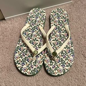 Perfect for summer! Never worn Tory Burch flip flops